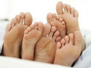 pieds sains après traitement avec des champignons entre les orteils
